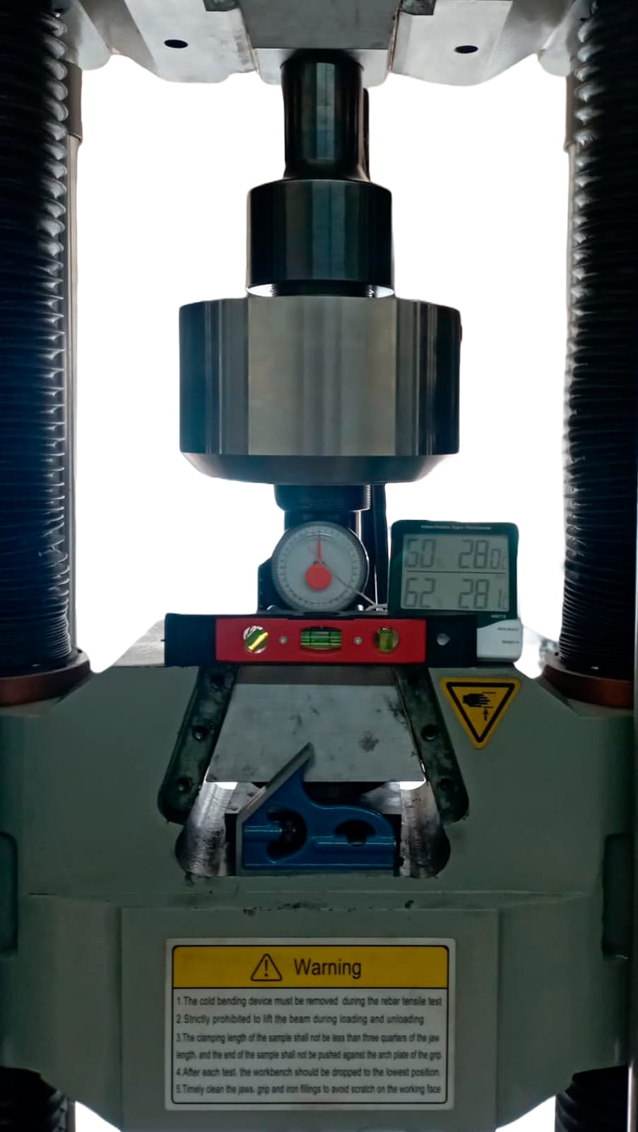 Equipo de calibración de fuerza en operación